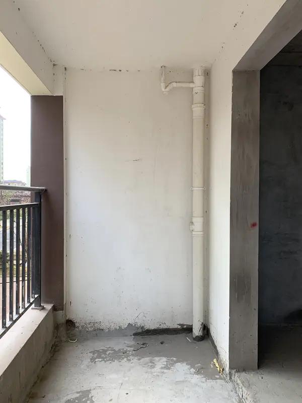 疯了，简直疯了！如今的房地产究竟怎么了？今天中介告知我，有客户愿出67万买我