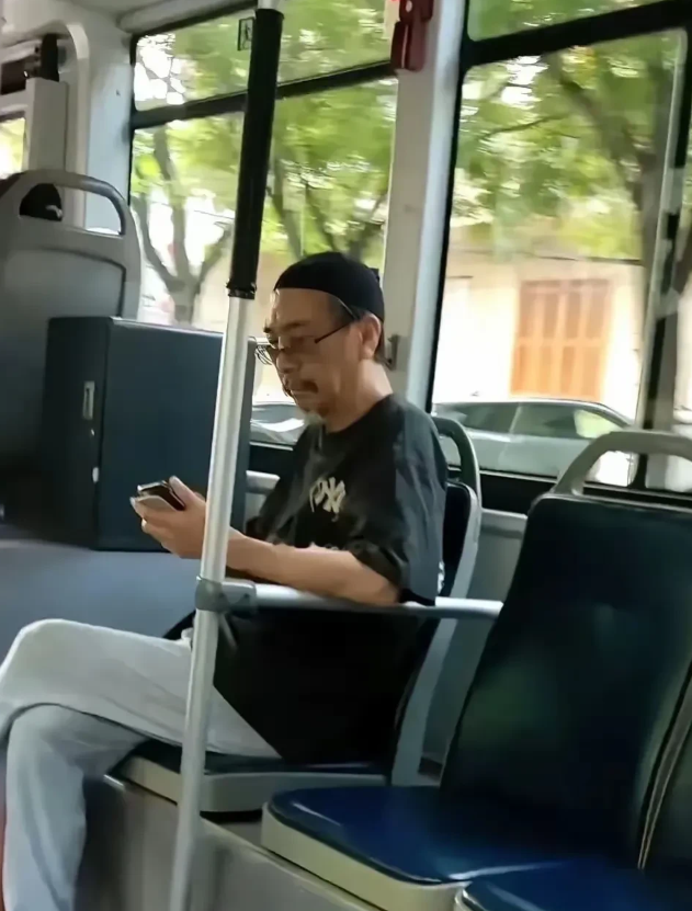 他，以前也是红极一时的大明星！可惜，岁月不饶人，如今的他，出行只能挤公交，穿着