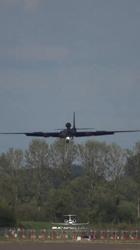 U-2“龙夫人”侦察机在着陆时需要由另一名合格飞行员驾驶的伴飞车提供无线电引导，