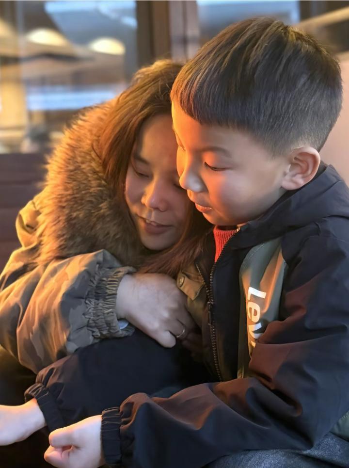 别盯着熊磊在驻马店的全家福了，她真正的战场，早就从江西搬到了婆家客厅。她这趟回