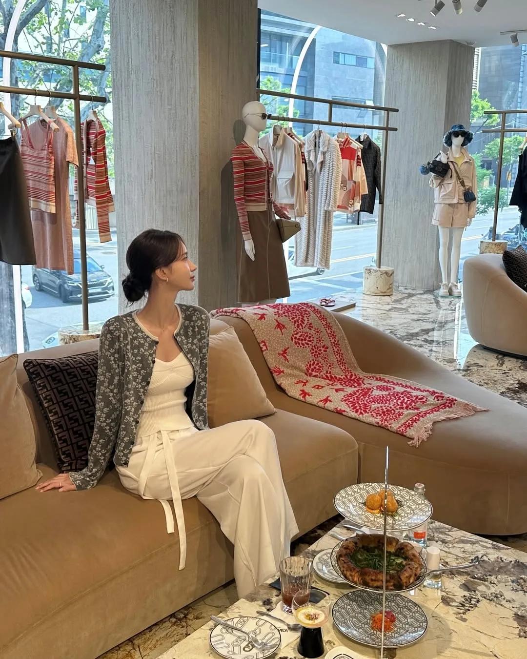 我和老公结婚3个月了，最近突然感觉恶心呕吐，去医院检查发现怀孕11周了，我很开心