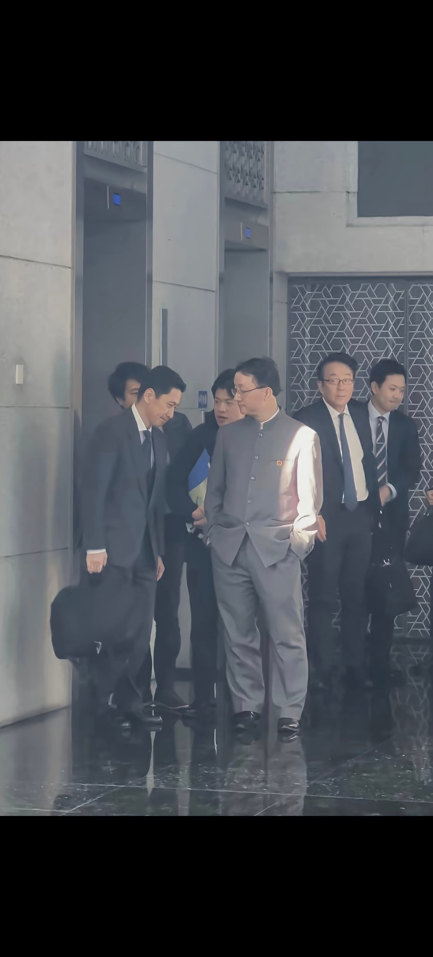 这张图片已经封神了，低着头还能做人，当出头鸟必被爆头。