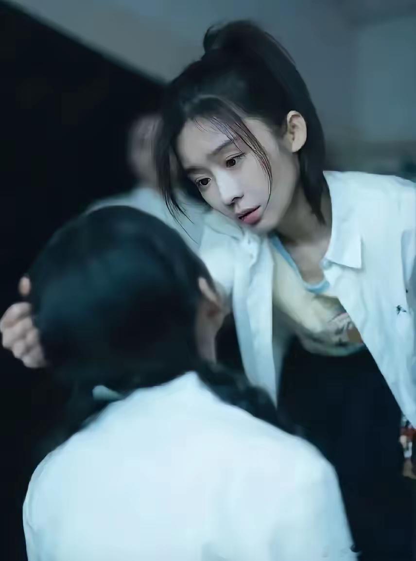十六岁的照片一夜炸网，宋伊人慌了。​她立刻把微博改成半年可见，以为能把火挡住，却