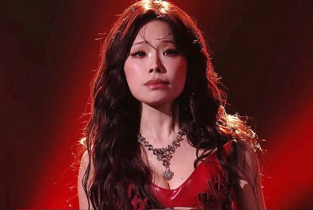 万妮达被淘汰完全是意料之中的事理由很简单，因为不管淘汰不淘汰，她都要参加下周
