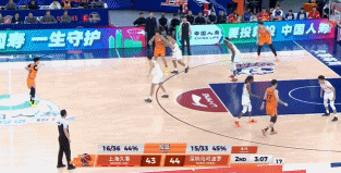 王哲林成为“榜一大哥”，偰李永炜和洛夫顿传球太到位，“万分先生”喜气盈门王