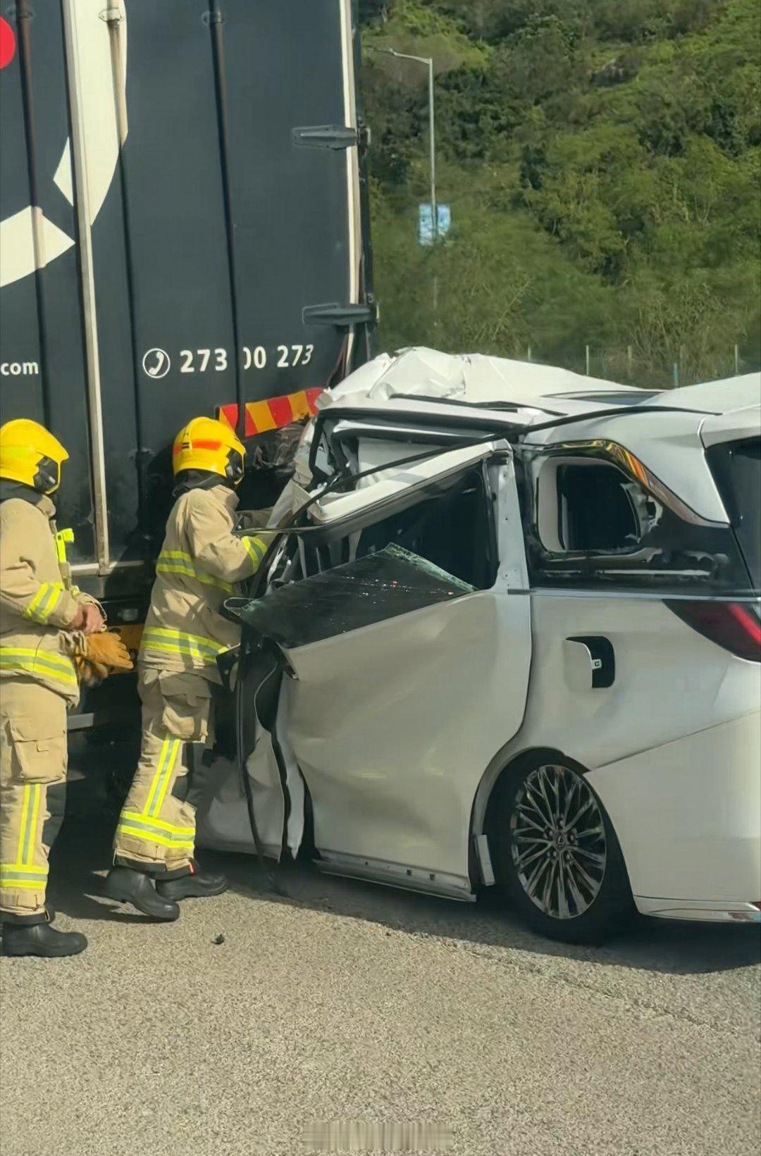 铁粉群里转的图，雷克萨斯lm追尾事故，车身变形非常严重，在大货车面前并没展现出