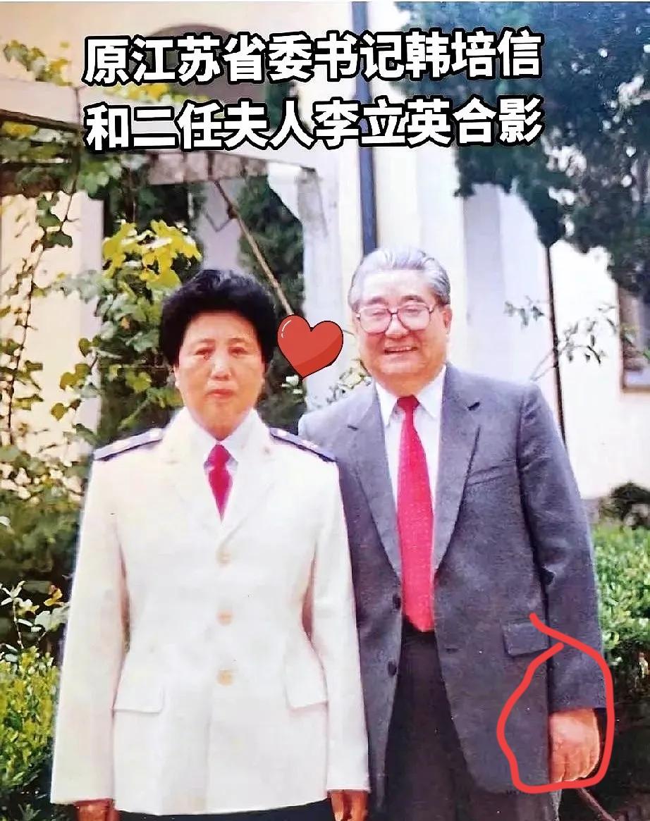 这两天南京博物院的事儿，风向变得有点让人猝不及防。这把火，居然烧到了已故多年