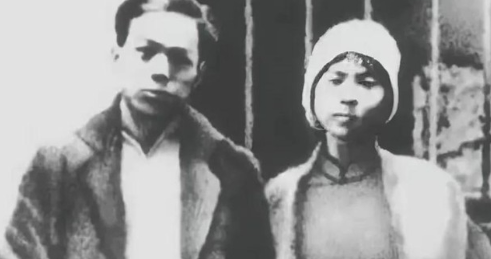 1928年，两位夫妻同志在敌人狱中受尽折磨后将被处死。临刑前，敌人：要上路了，有