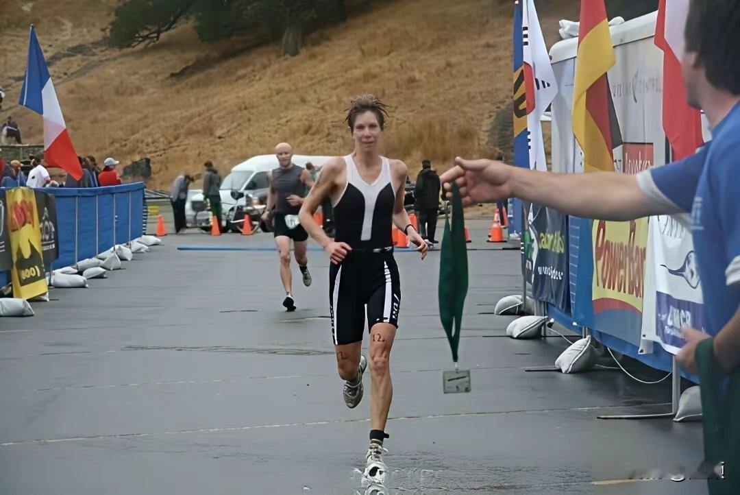 美联社消息称，12月27日下午，55岁铁人三项运动员埃丽卡·福斯的遗体在圣克鲁兹