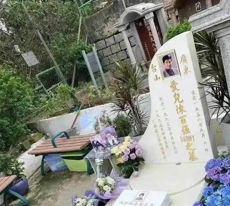 何超琼今年清明又去跑马地，给陈百强送花鞠躬，十分钟就走，比往年短了一大截。31