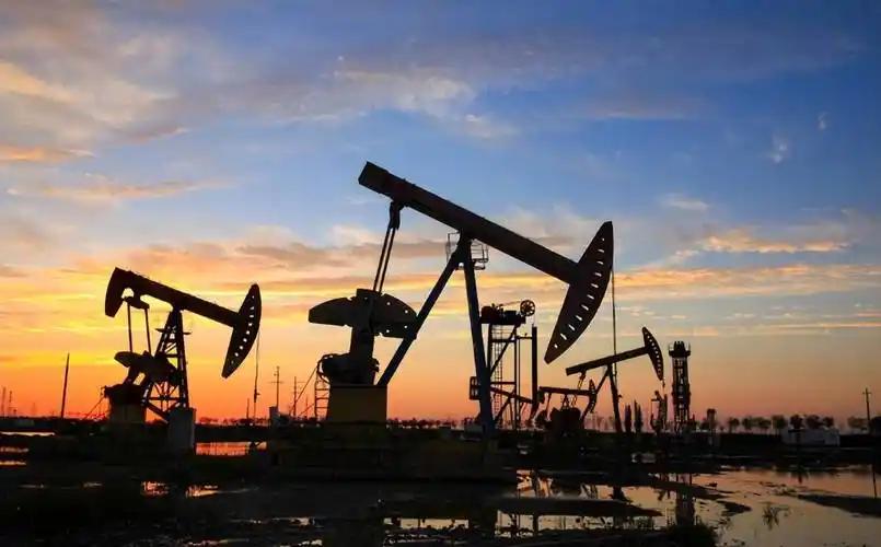 不得不佩服，中国的战略眼光，还是很敏锐的。-两块巨大的电子大屏，左边显示着波