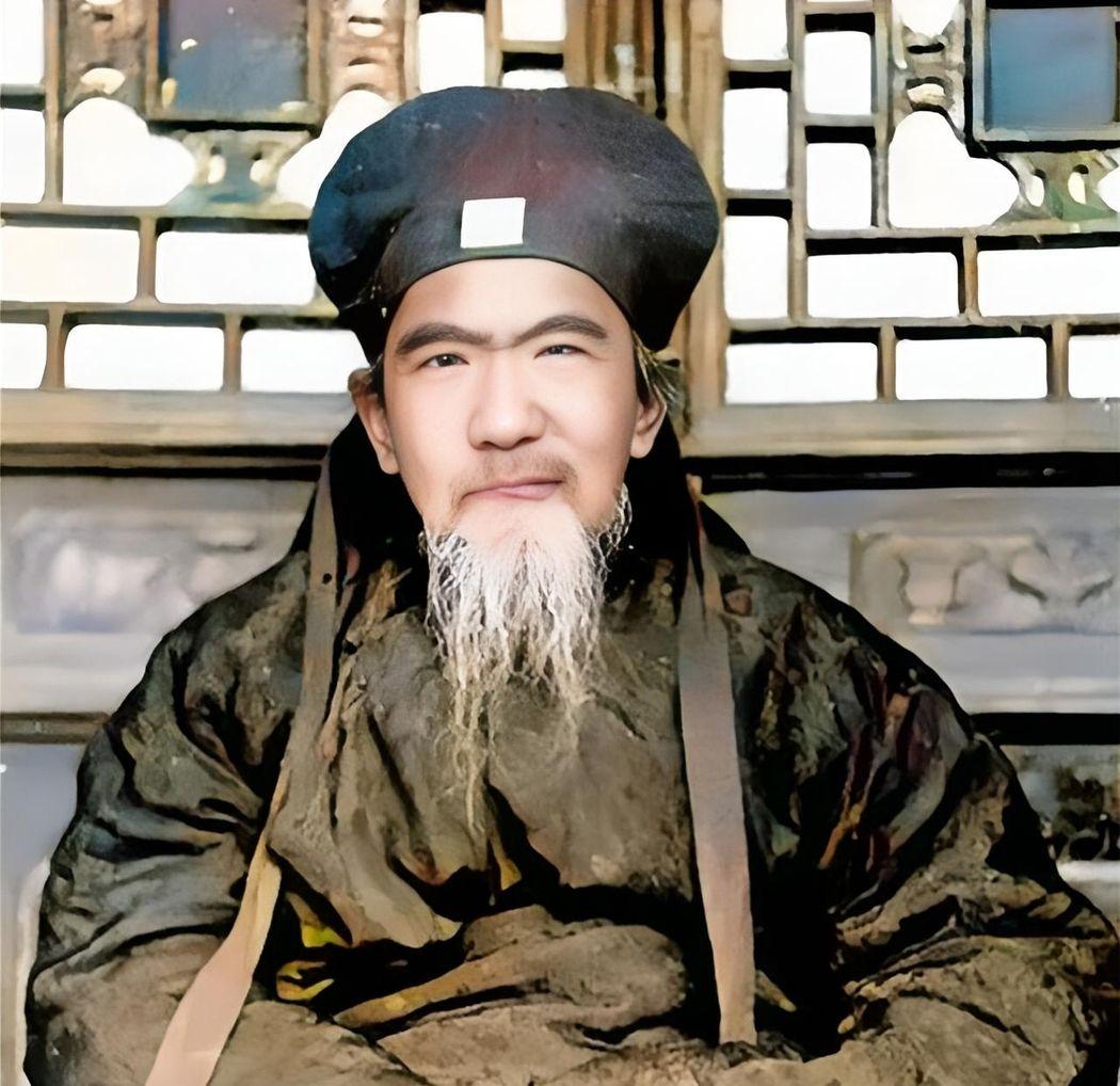 这位正是西北传奇人物牛兆濂。1929年，陕西大饥荒，牛兆濂以七旬之躯奔走筹粮，亲