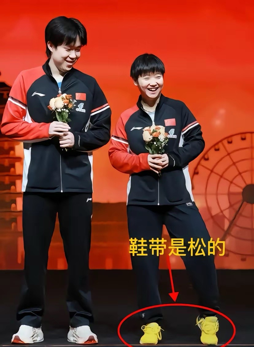 知道大家发现没有，在昨晚混双的颁奖仪式上，输掉比赛的孙颖莎一反常态，没有闷闷不乐