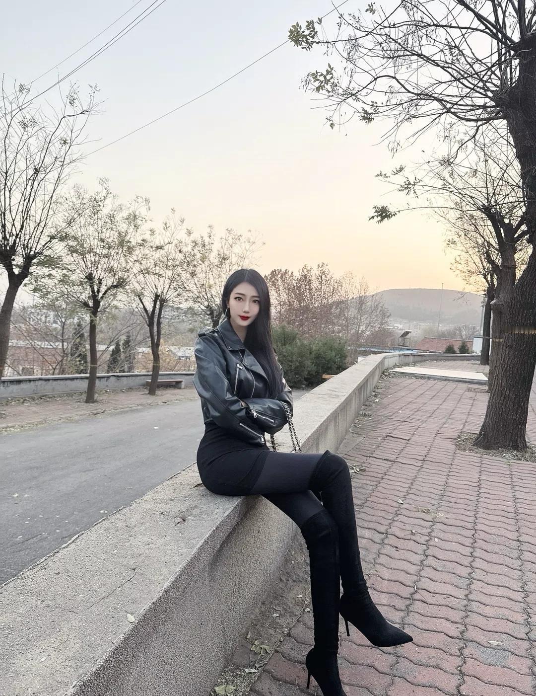 都市酷girl风，黑色皮衣搭配高跟靴，帅气又迷人！💃🏻👠