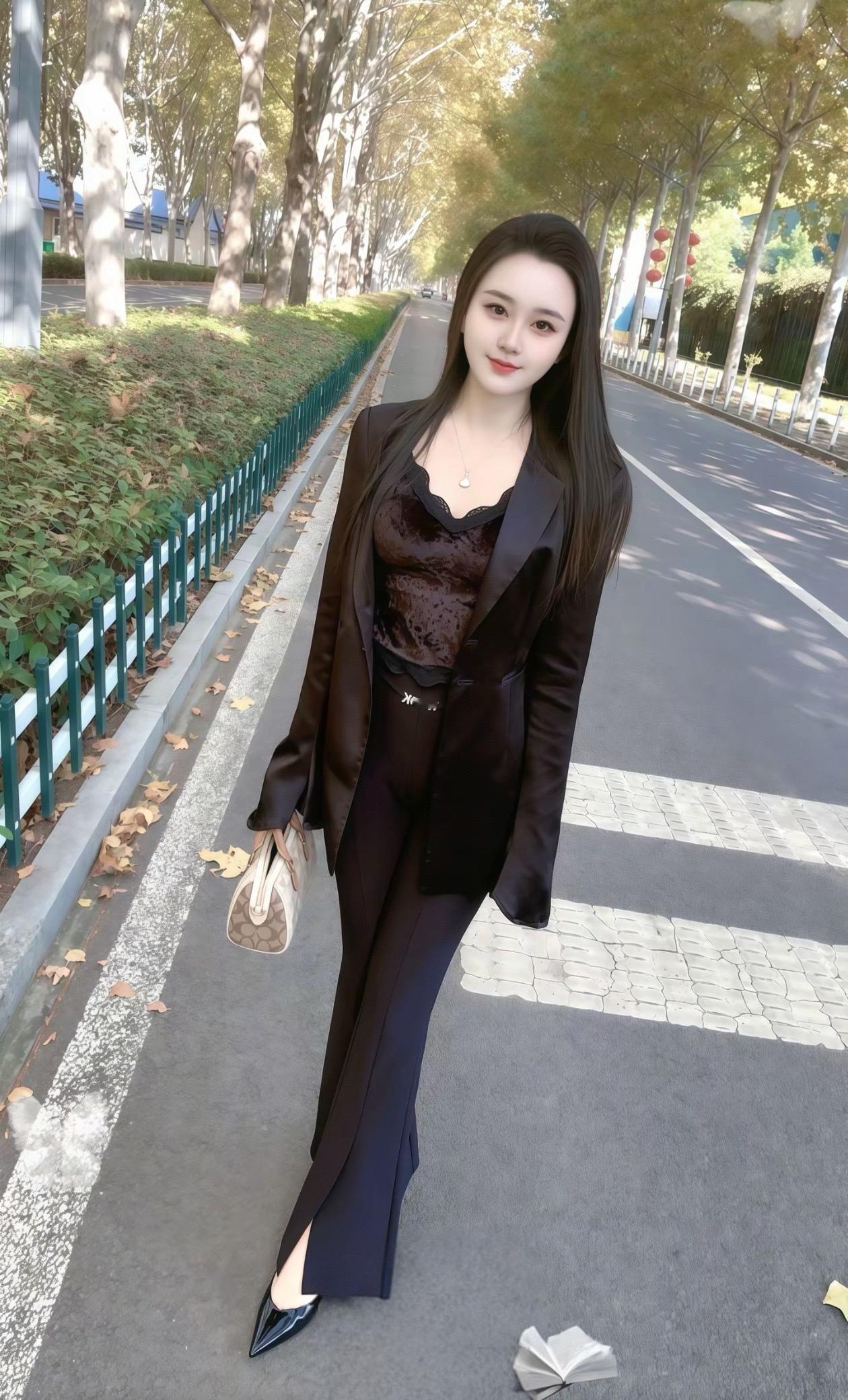都市风尚女郎，优雅黑西装搭配，时尚街拍。