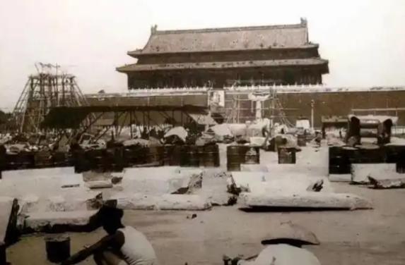 1969，中央打算拆掉天安门广场再重新建设，然而在施工的时候，工人们在旧天安门的