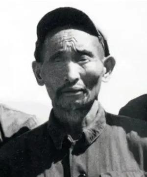 1952年，西康军区解放军在黑彝部落剿匪时，救出一名汉人奴隶，此人说出名字后立即