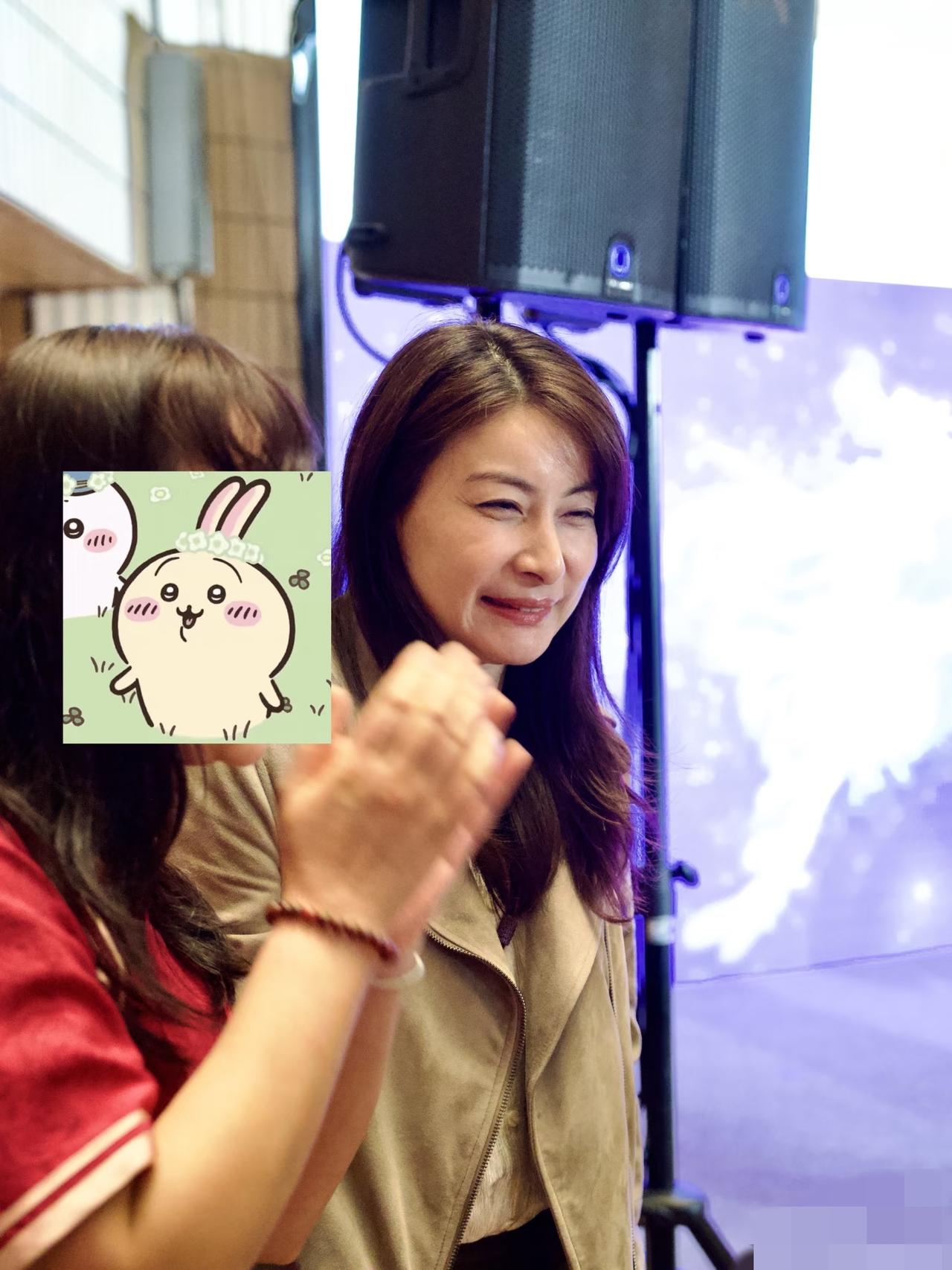 郭晶晶好自信，背了爱马仕，连妆都不化!2月27日，郭晶晶与霍启刚一起参加中国