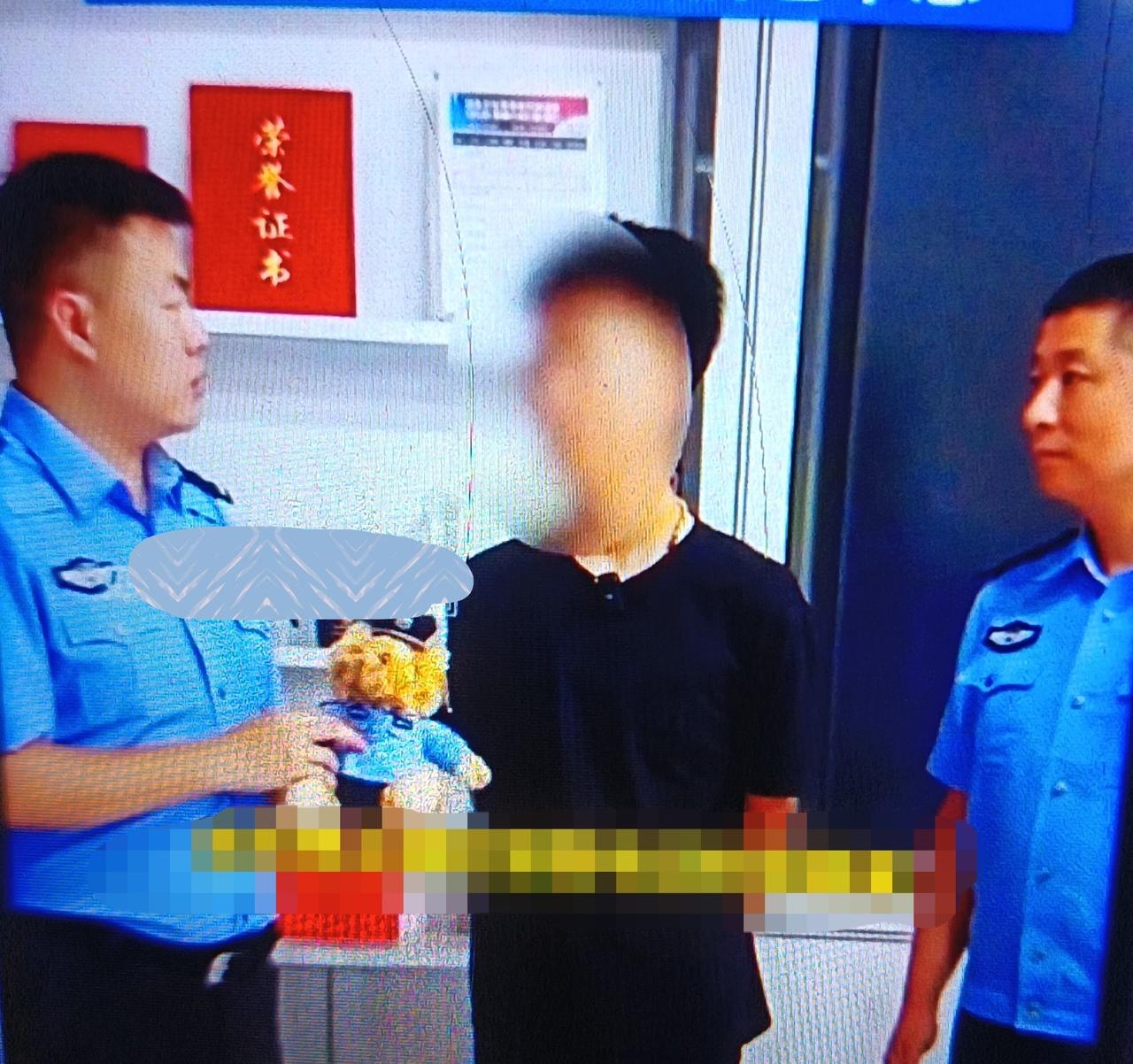 暗夜中的微光：一只警察小熊背后的公民力量凌晨的街头，蒙面男子与热心市民的追逐