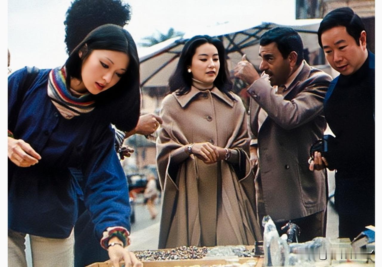 1977年，林青霞与胡因梦同游意大利时，留下的美好瞬间。彼时林青霞23岁，胡因梦