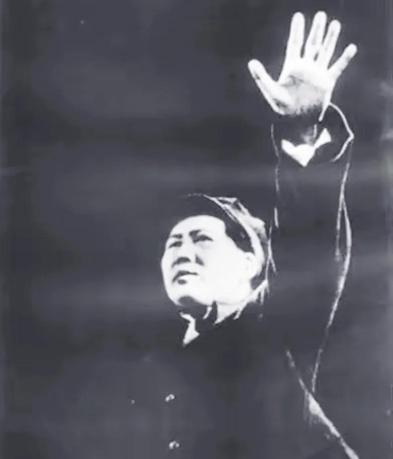 “儿女情长，成不了大事的！”八十年代末，在大学礼堂里看电影，其中有伟人和儿子的