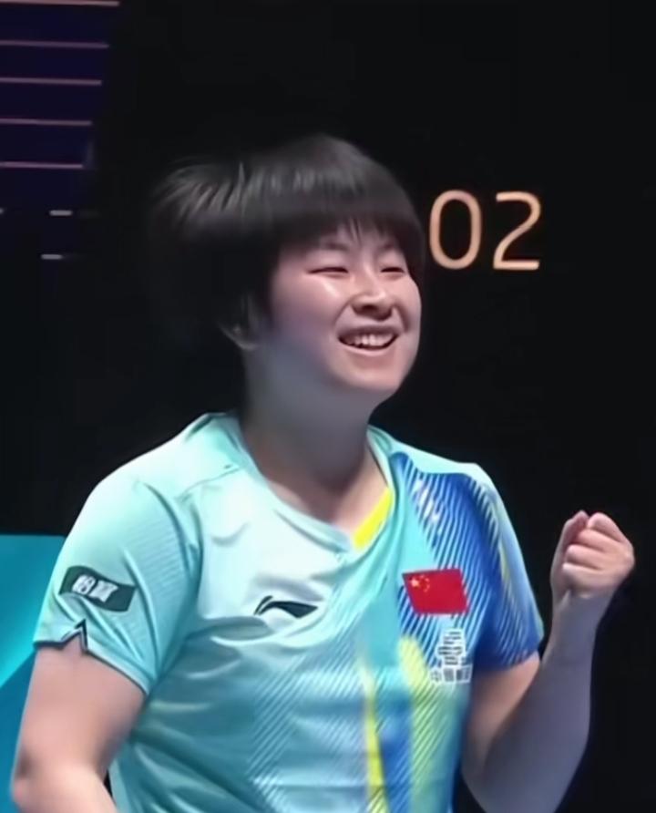 邱贻可笑了，小蘑菇覃予萱也笑了，俩人这笑容也太治愈了！赢下早田希娜那一刻，真