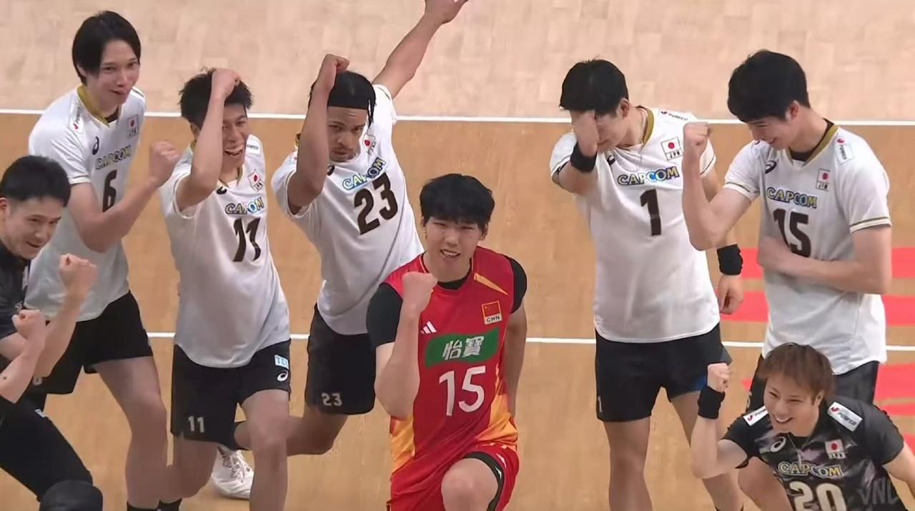 中国男排1-3输给日本队后，副攻彭世坤跑到了日本队那边合影。彭世坤还和日本男排球