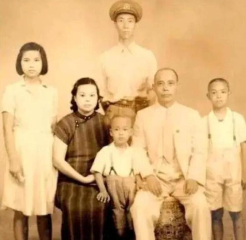 抗日名将余程万之女有多美？为糊口沦为邵氏艳星，晚年靠摆摊为生，让人唏嘘。据港