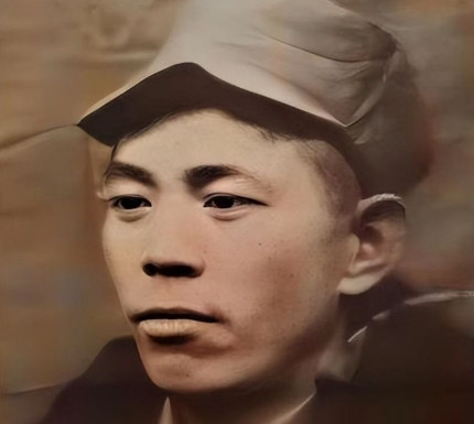 一天晚上，八路军团长苟在合身上瘙痒难耐，警卫员小刘让他将衣服脱下来用火烤，没想到