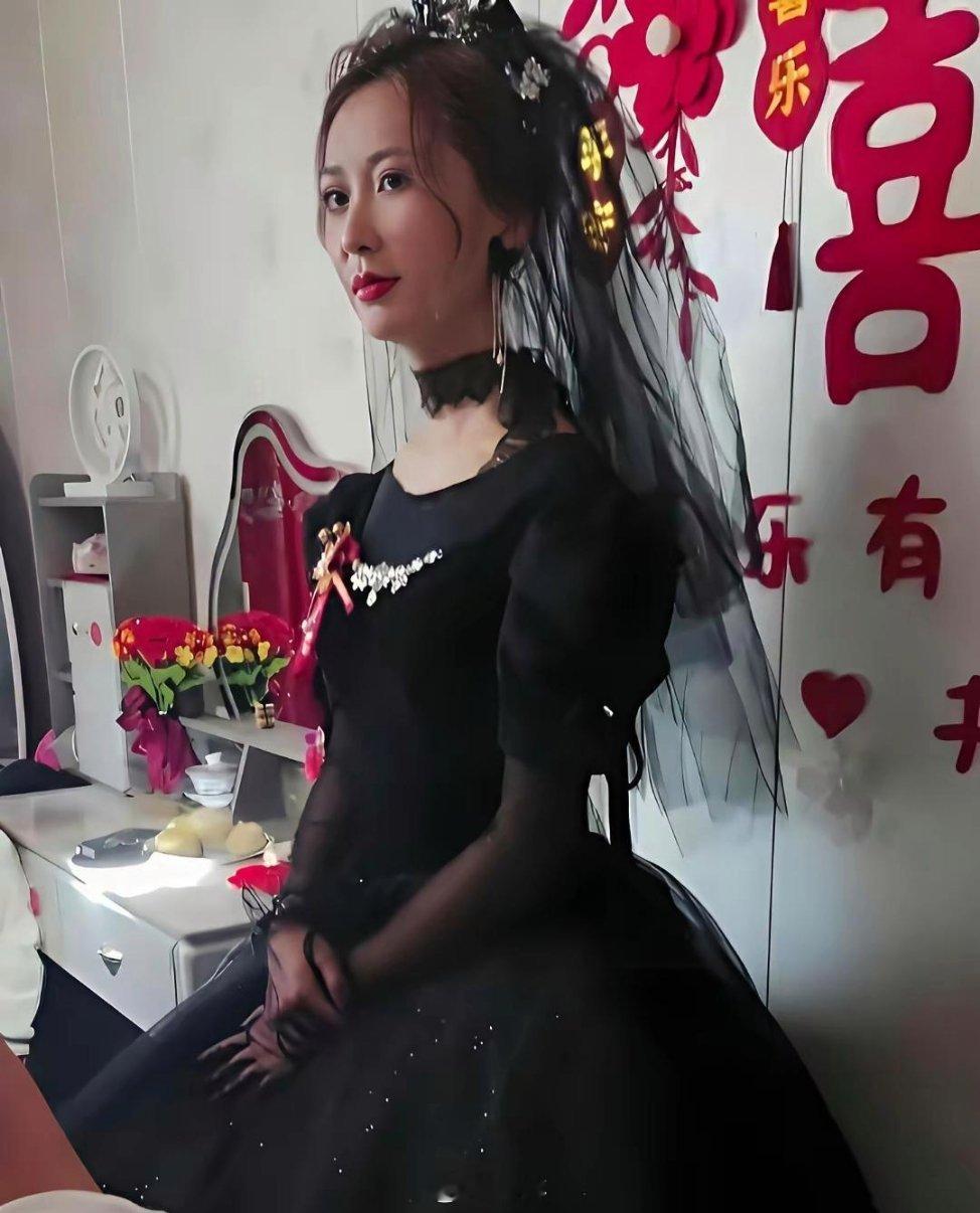 8w彩礼换来新娘执意穿黑婚纱举行婚礼