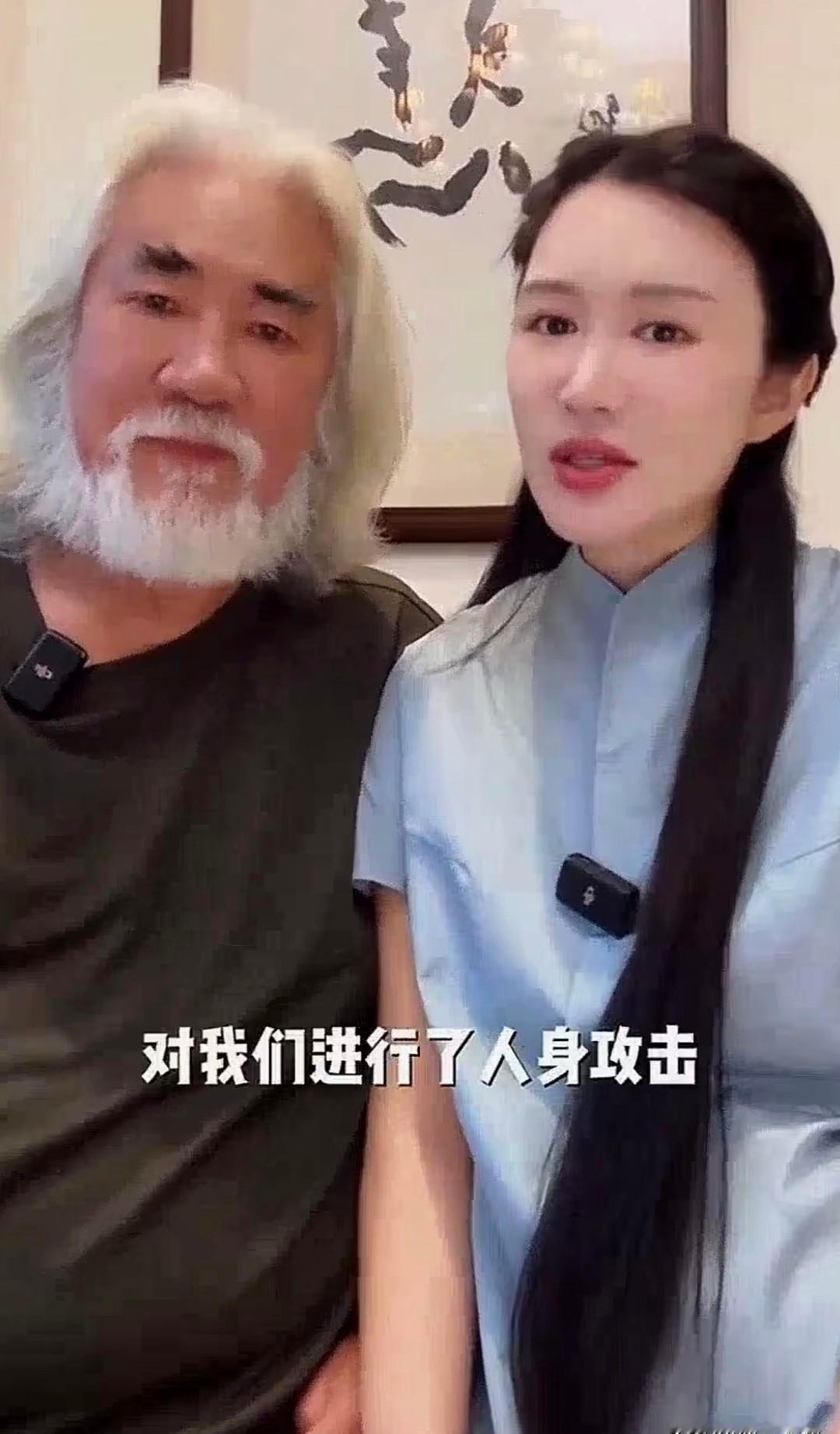 张纪中直播秀恩爱，网友说带坏小孩，平台没封他，但悄悄给他降了权。73岁搂着42