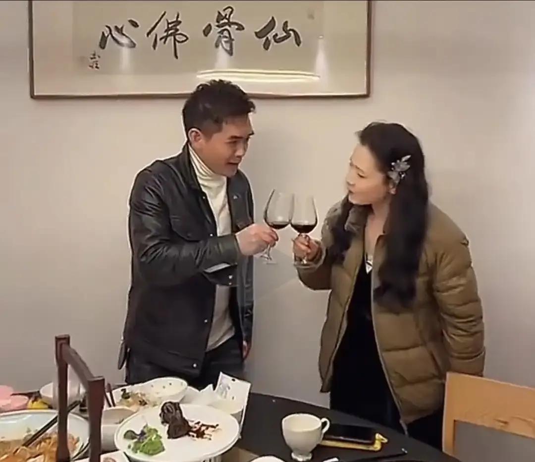 61岁，素颜，穿百元衣服赴宴——何赛飞狠狠打了内娱“不老神话”的脸。网友拍到她