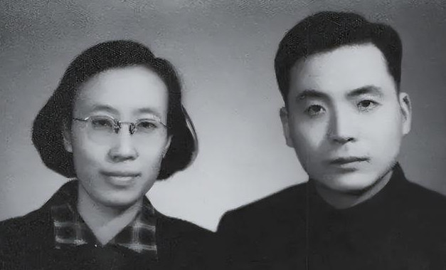 1986年，邓稼先回到家，妻子许鹿希一把扯住他吼道：“28年不回家，你外边有人了