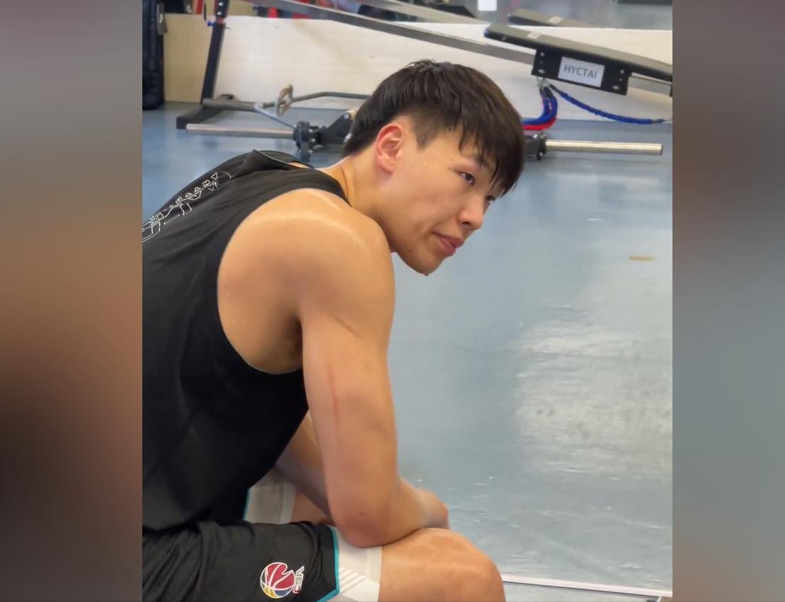 张昊措手不及！据广东体育媒体人透露，由于张昊没有进行体测，已经确定无缘新赛季