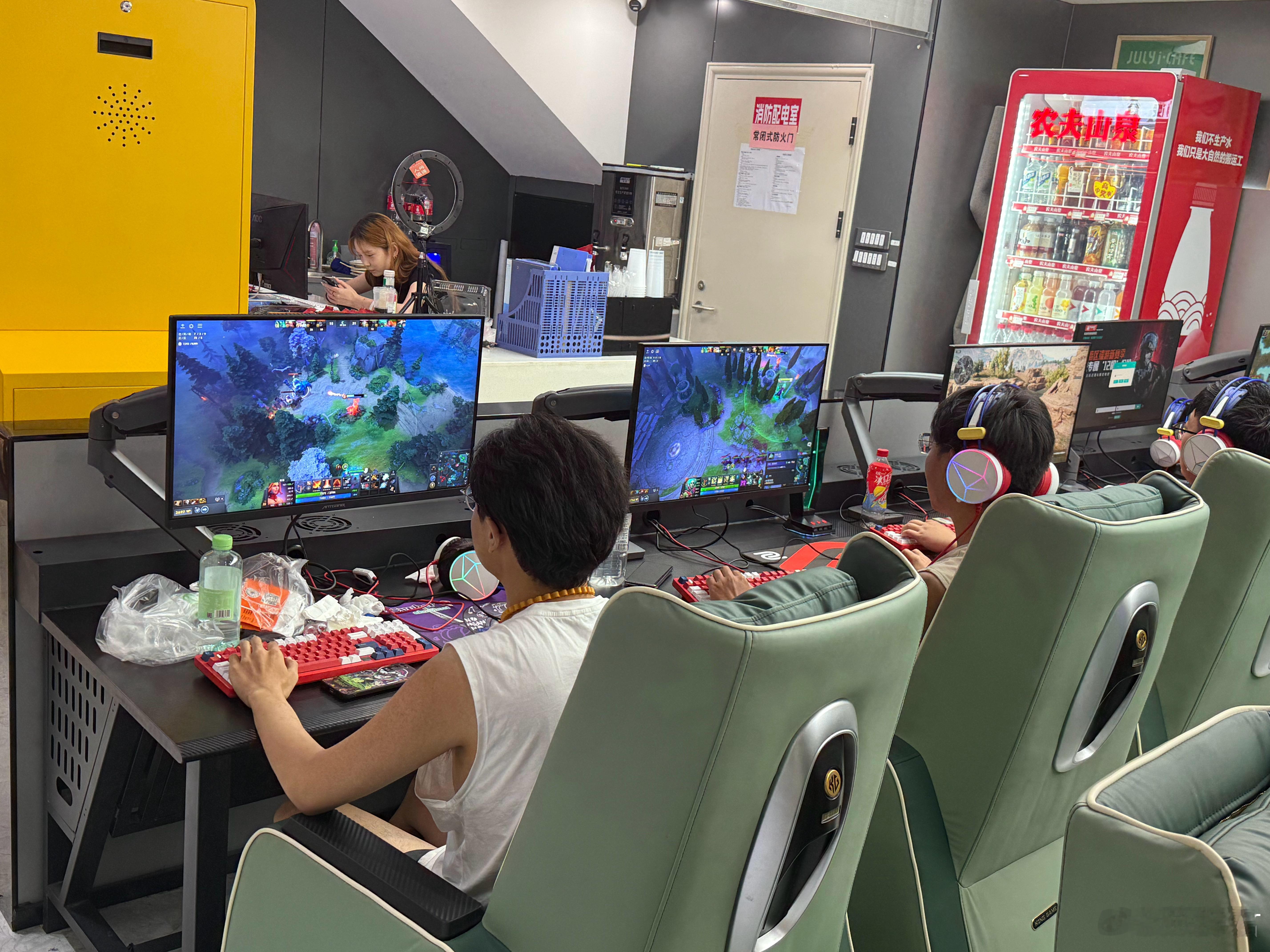 难以置信，在网吧看到两个dota2开黑的刀友，本来想在网吧打两把，无奈人满了！