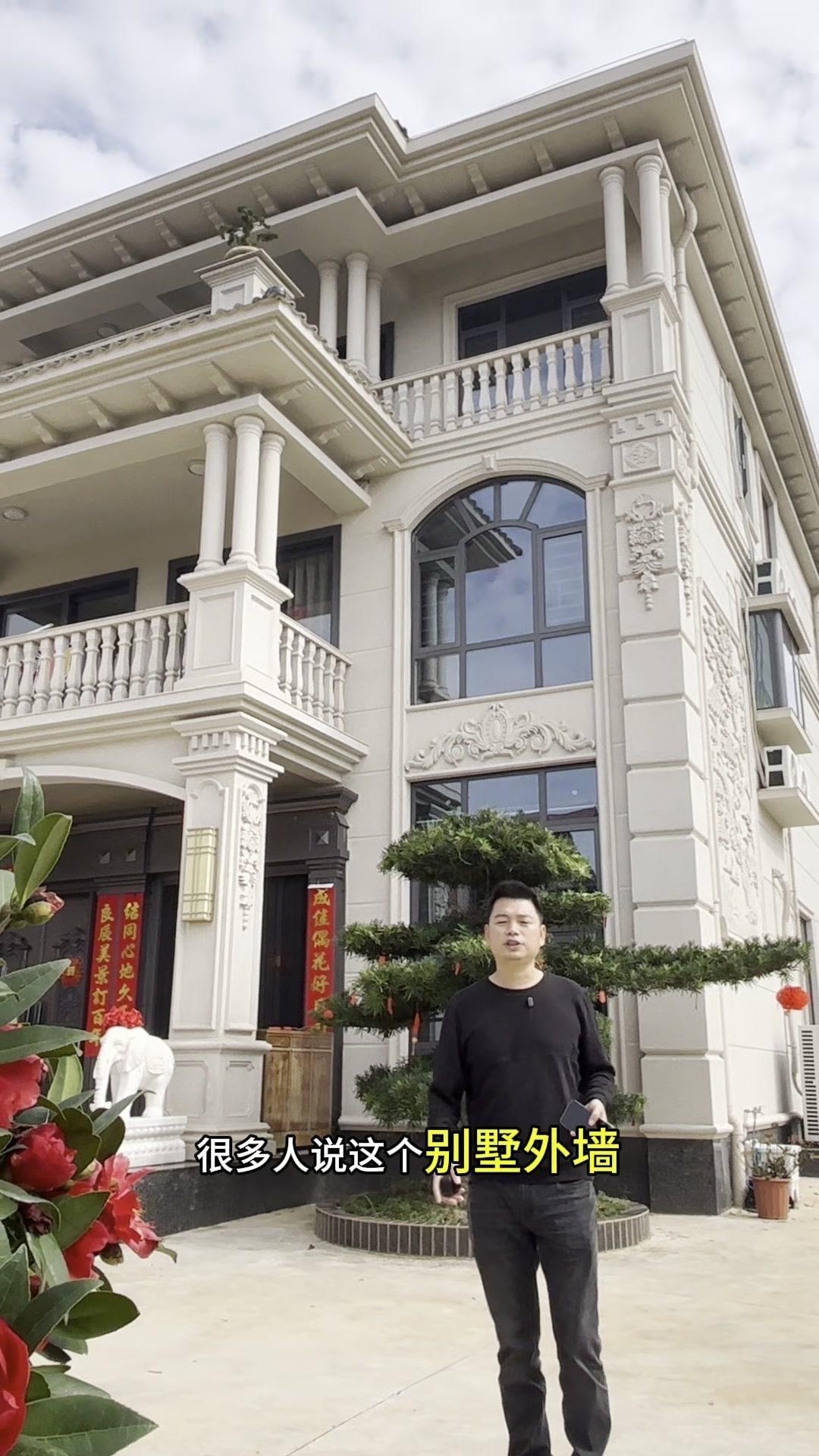 很多人纠结外墙用瓷砖、大理石还是仿石漆，我更推荐仿石漆。效果好性价比还高，身后这
