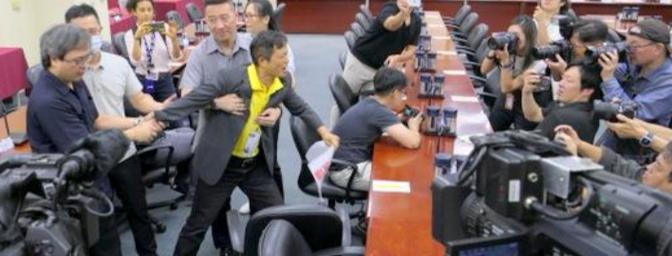 国民党主席郑丽文今天下午1点40分召开记者会时遇到了台独分子闹场。台独分子态度非
