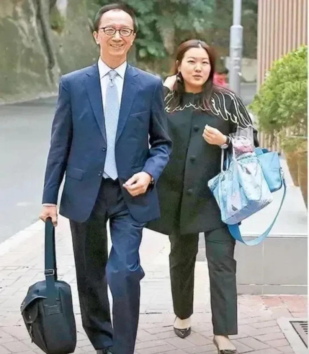 伏明霞和丈夫梁锦松夫妇精神抖擞。梁锦松身着一袭蓝色西装，虽已73岁高龄，依旧神采