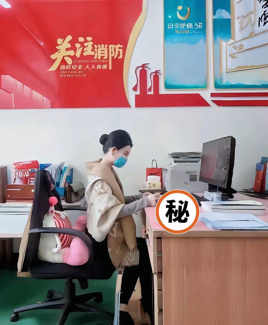 很多人觉得政府办公室的女生自带“高大上”气质，其实这并非天生高冷，而是职业素养的