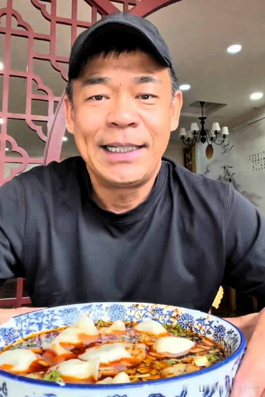孙浩一到了西安就放开了，他也不减肥了，他来到一家饺子馆，吃了一碗香喷喷的酸汤水饺