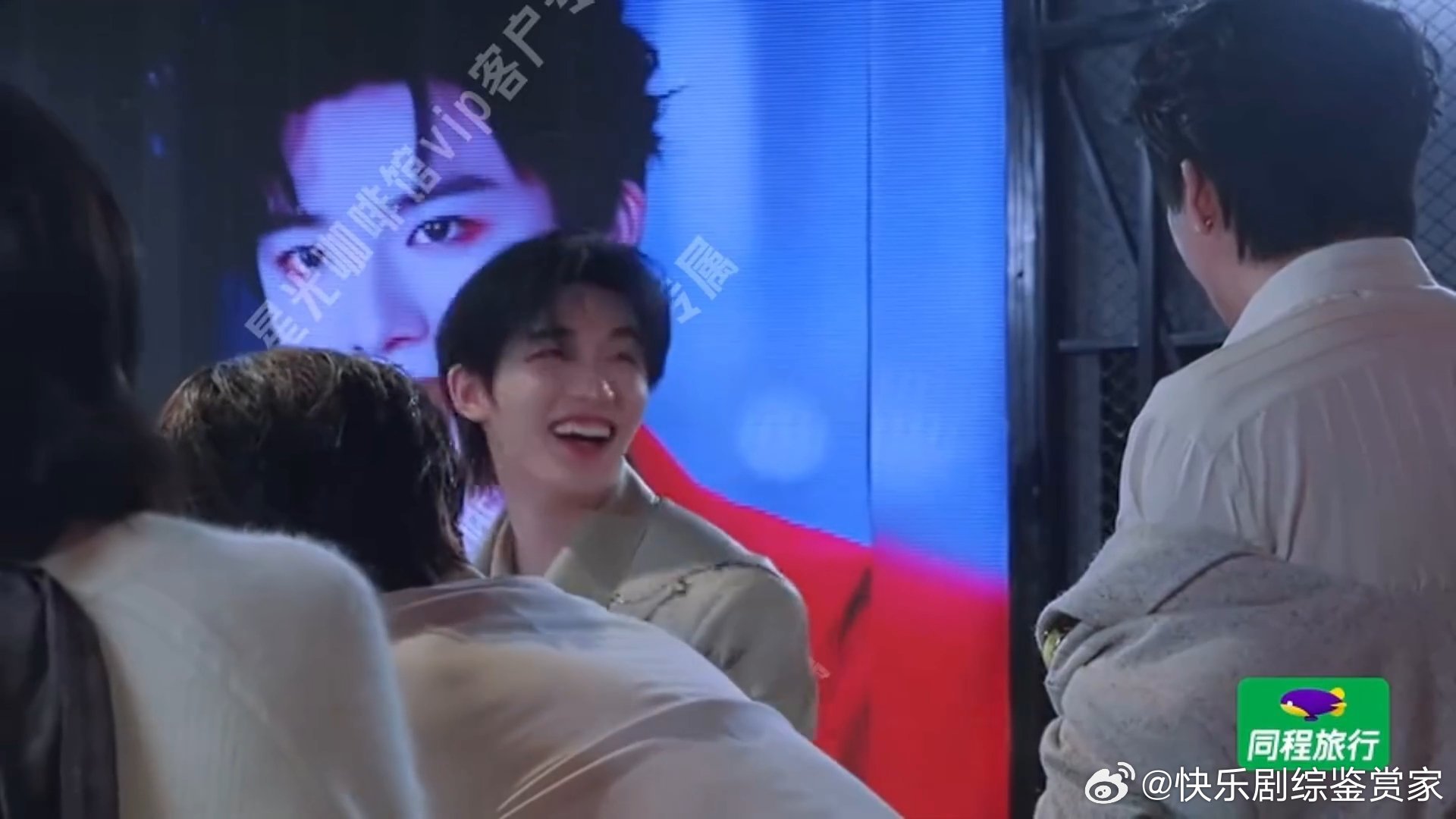 刘宇宁假腹肌也不给看刘宇宁尴尬地提了提裤子大家都等着看刘宇宁的假腹肌，他偏藏着
