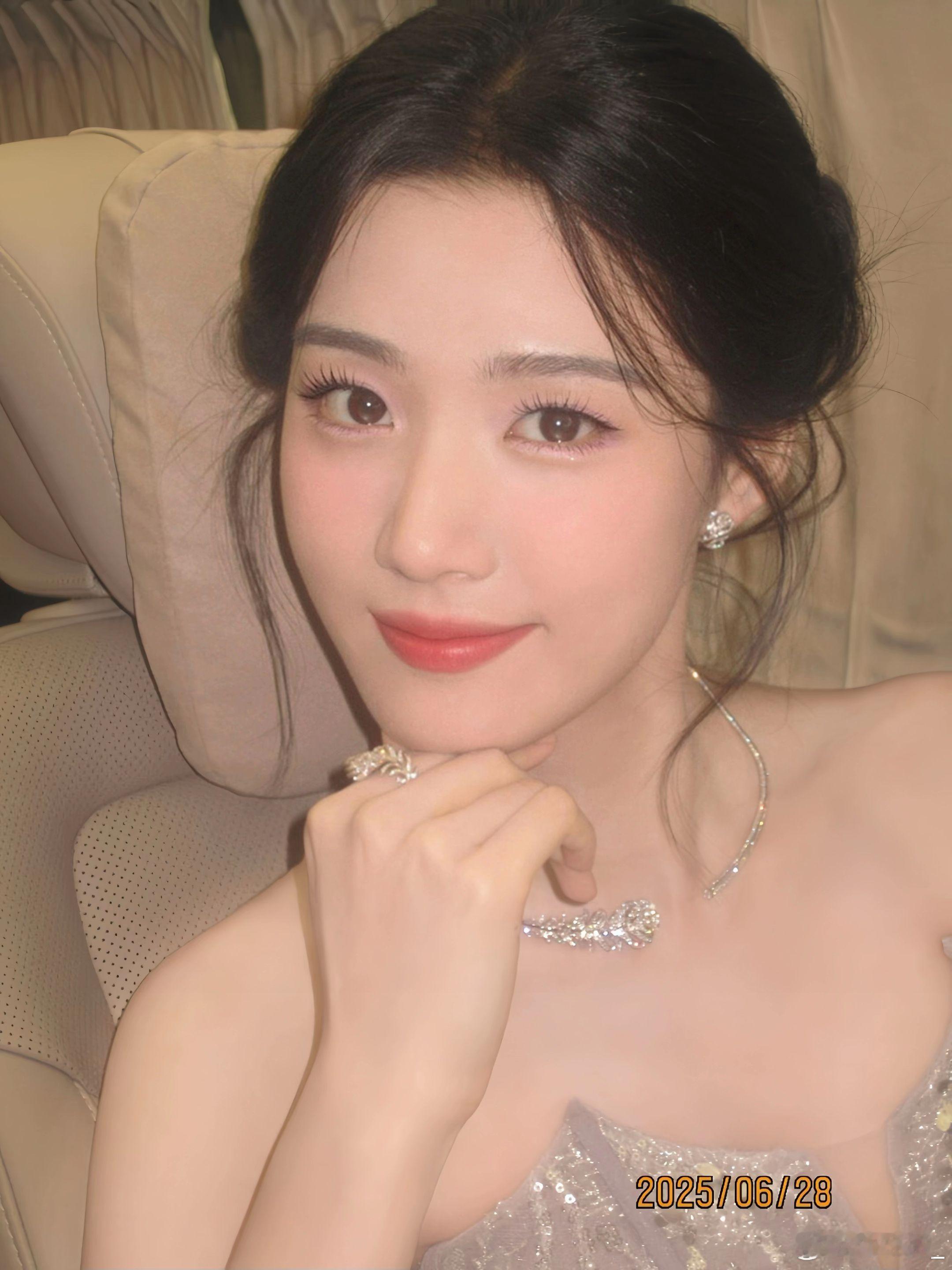 卢昱晓真的是很权威的一张脸🤤盘发简直就是温柔妈咪～卢昱晓｜时尚芭莎​​​