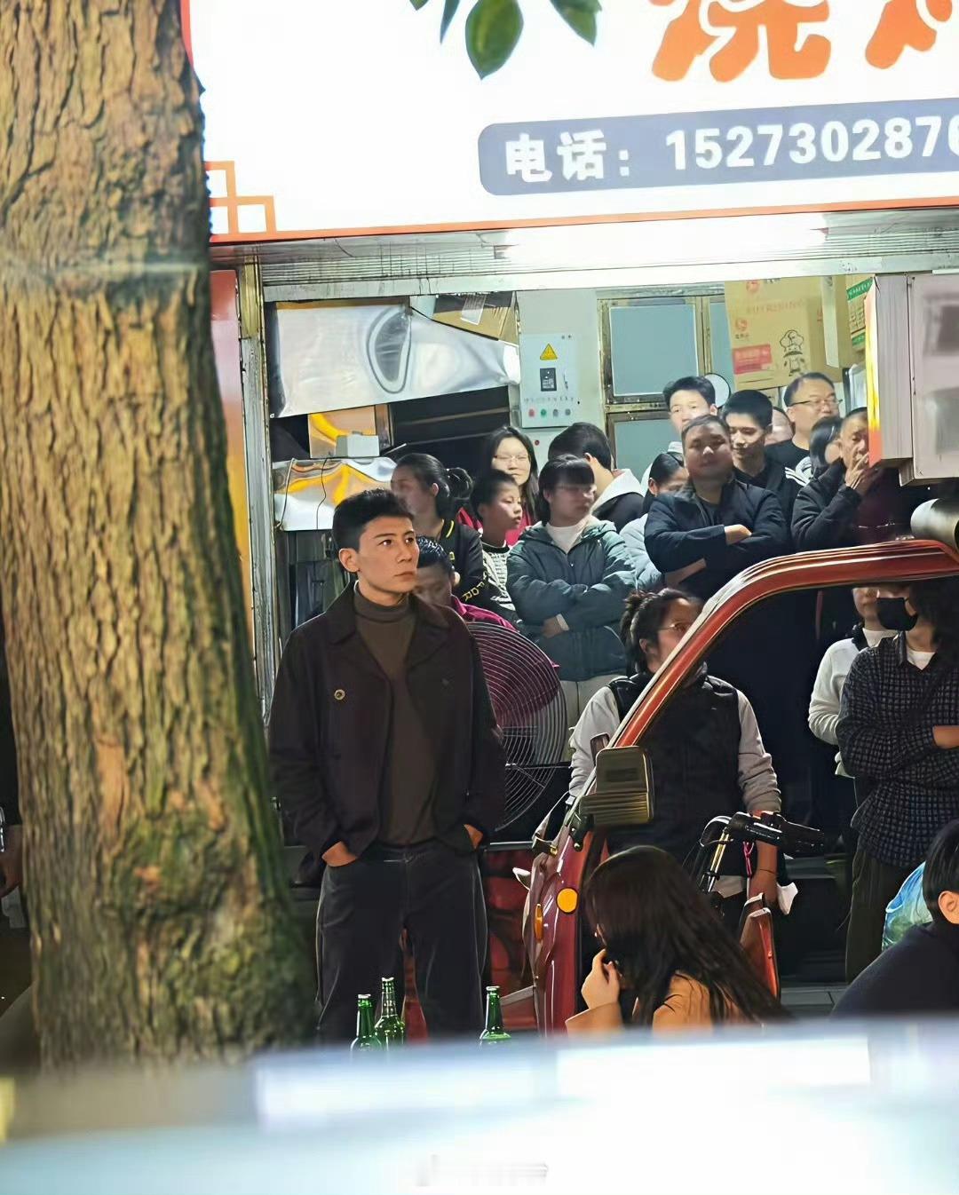 偶遇刘烨吃路边摊，这瘦的有点太过了，男明星也在追求白幼瘦吗？