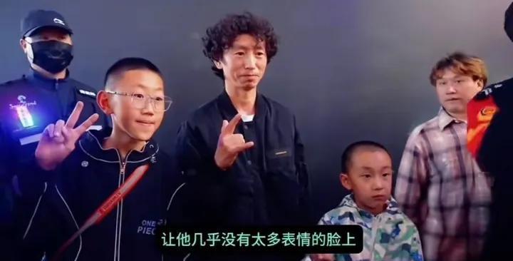 庞麦郎出道多年，终于笑了。今年是歌手庞麦郎命运和事业的转折点，以前没有人支持，