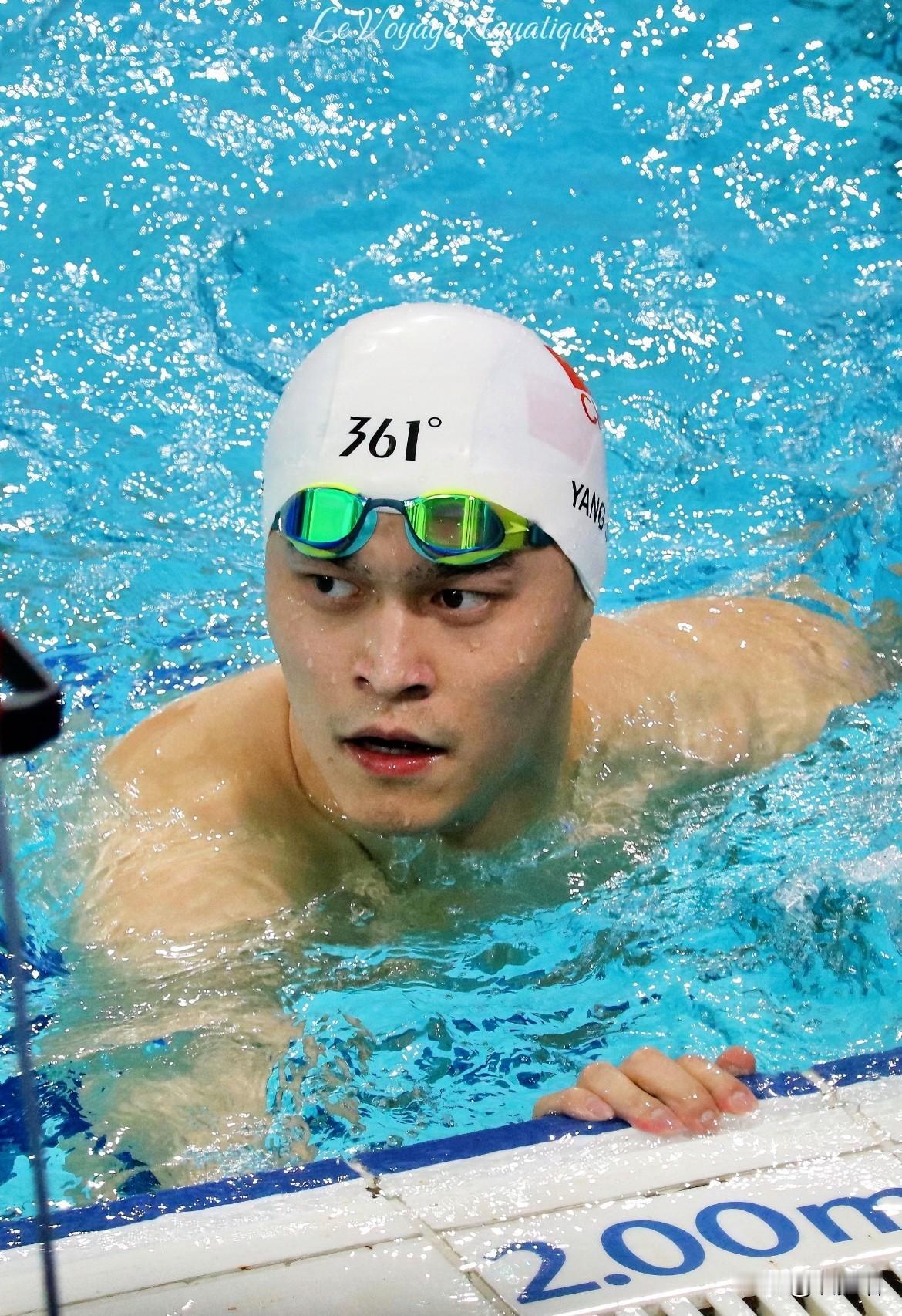 一夜之间，所有人的朋友圈都被这条消息刷屏了：34岁的泳坛巨星孙杨，竟在比赛中