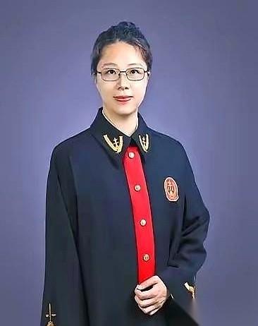 真绝了，审了20多年案子的资深老法官，这回硬生生被自己早年写的论文“啪啪”打脸。