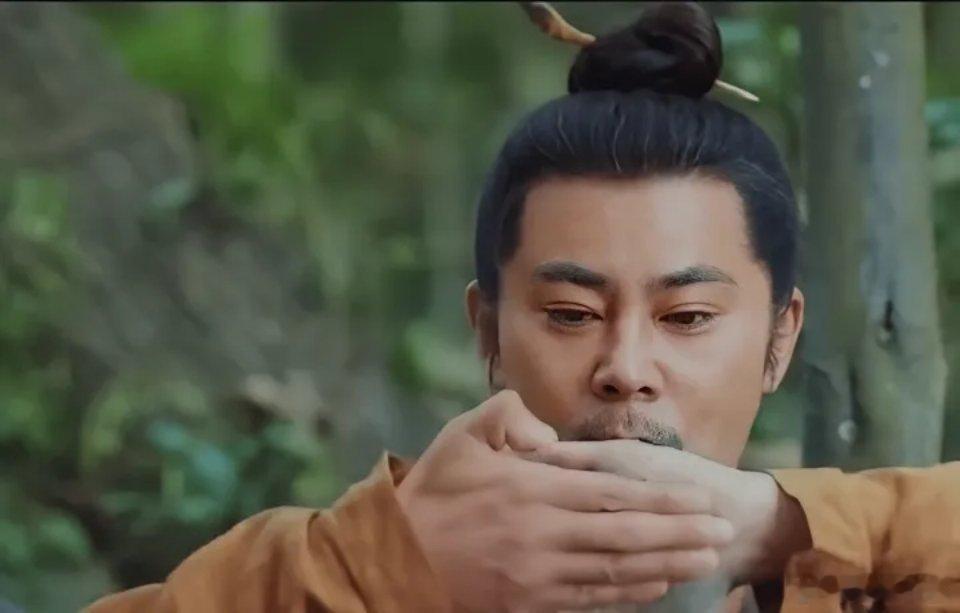 《无忧渡》宣夜被父亲捡到的时候是在地下城。昏迷的少年躺在废墟里，谁也没想到这个满