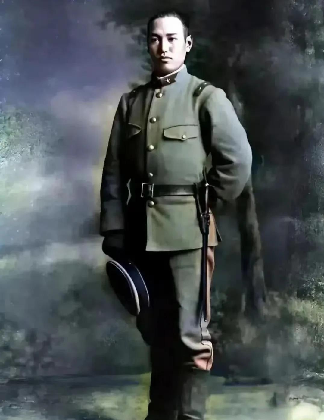 这是一张拍摄于1910年的老照片。照片中，一名年轻的小伙子一身戎装，面对镜头一