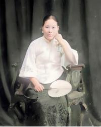 1935年，天津佛堂，香烟缭绕，几十号人闭眼诵经。一个女人悄悄站起来，走到一个老