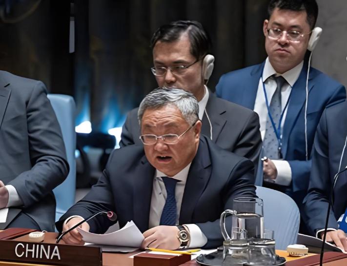 联合国安理会，凌晨一点，美国代表突然暴起，指着中国鼻子开骂！全场一秒凝固，但下一